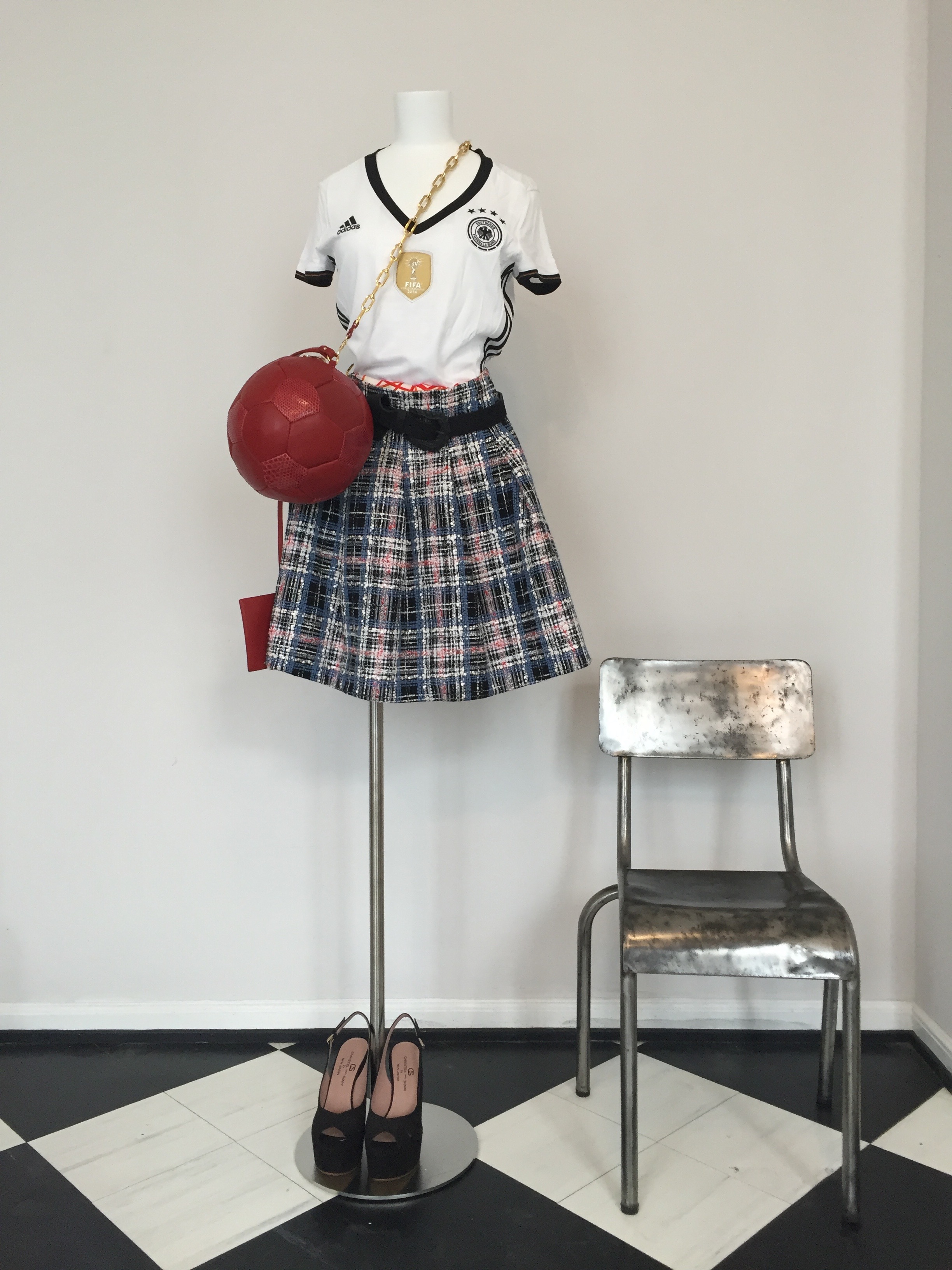 Karo Rock mit Fussball