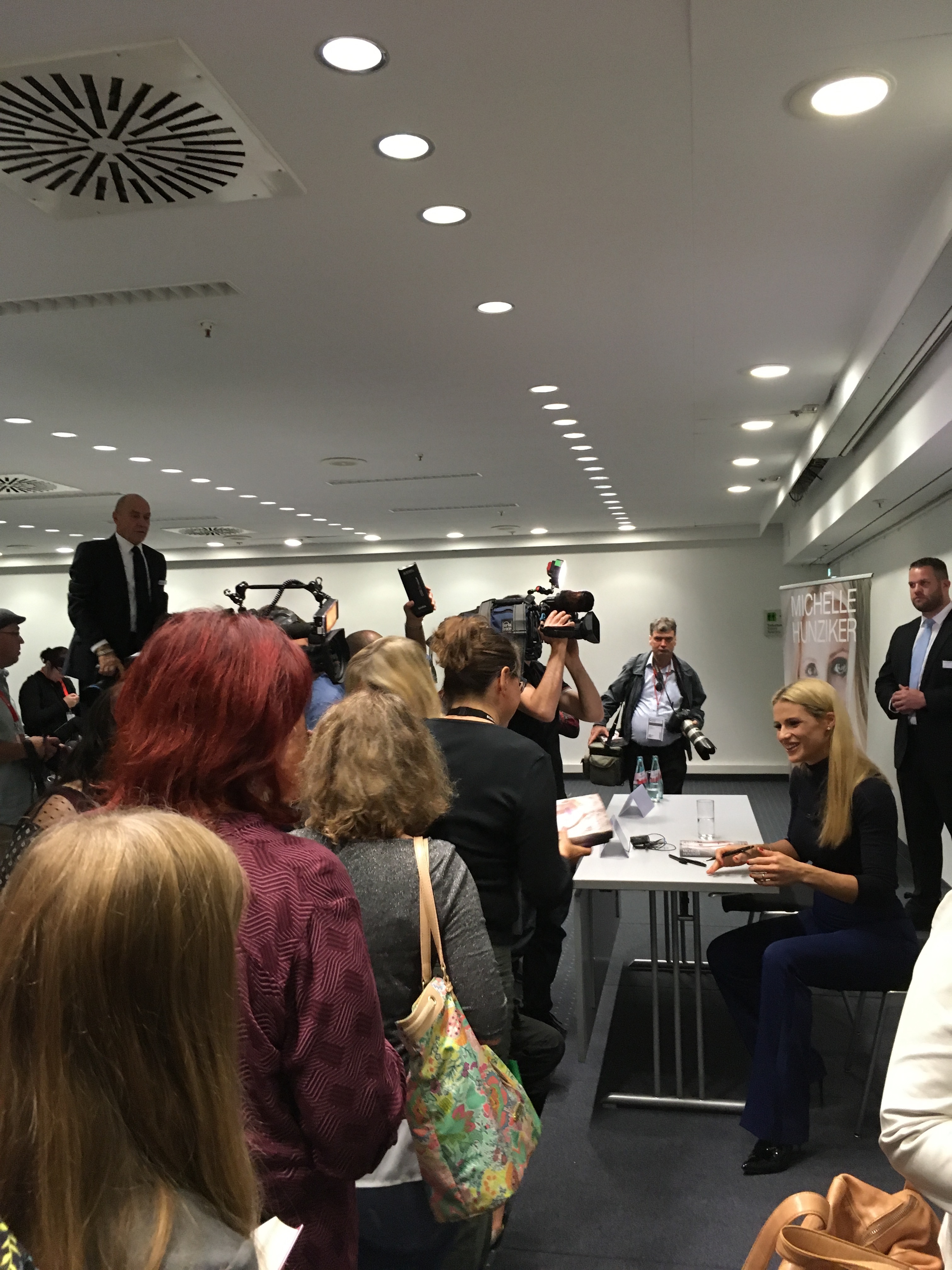 Michelle Hunziker beim Buchsignieren